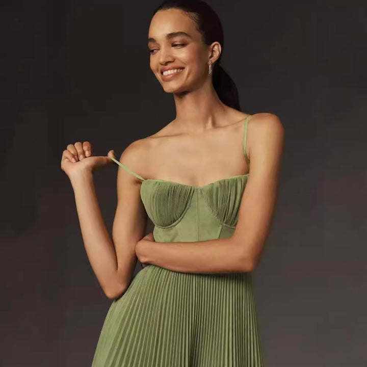 Elena – Eleganz in Salbeigrün