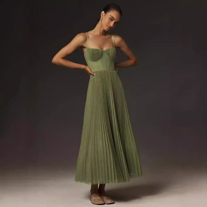 Elena – Eleganz in Salbeigrün