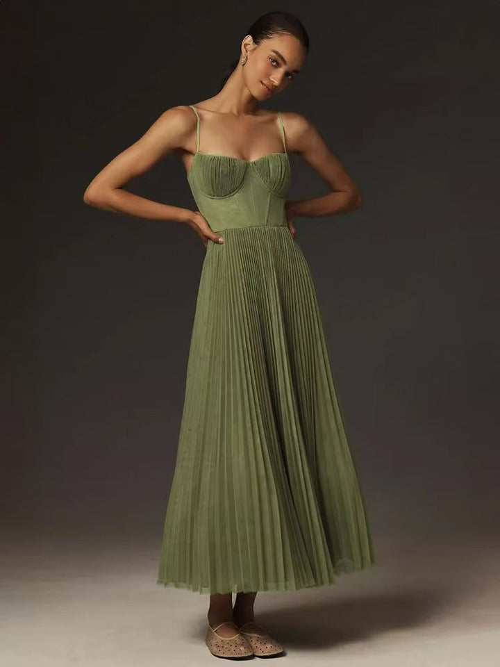 Elena – Eleganz in Salbeigrün